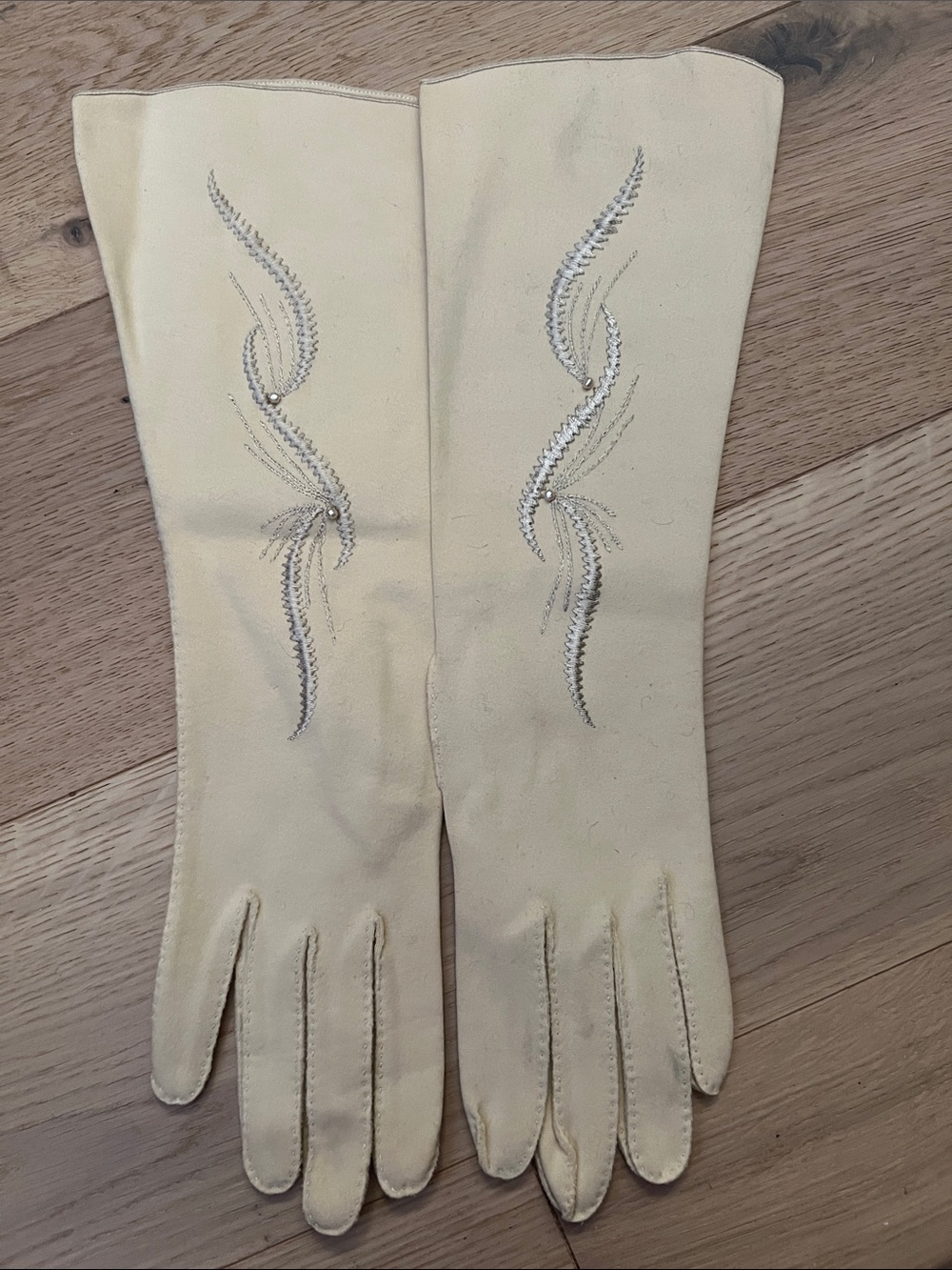 Wear Right Cream Gloves with Labelled Tag